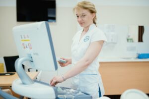 Dr. Reszler Beáta nőgyógyászati vizsgálat közben